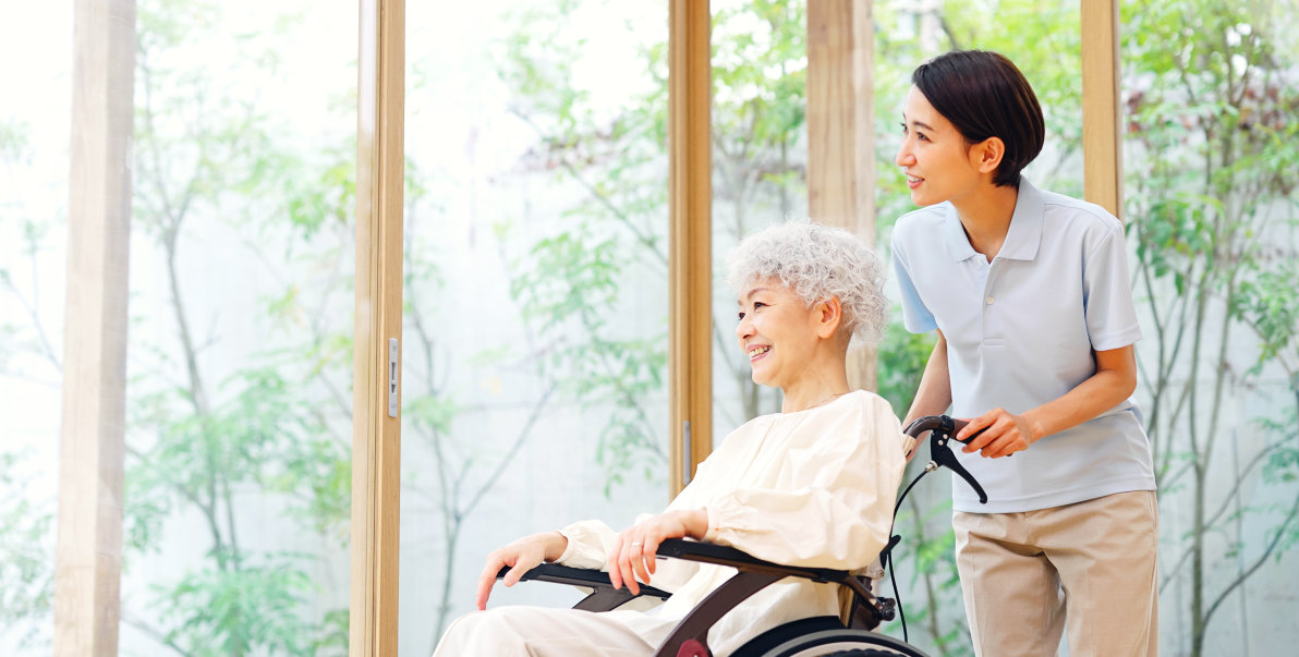 aide and elderly woman smiling