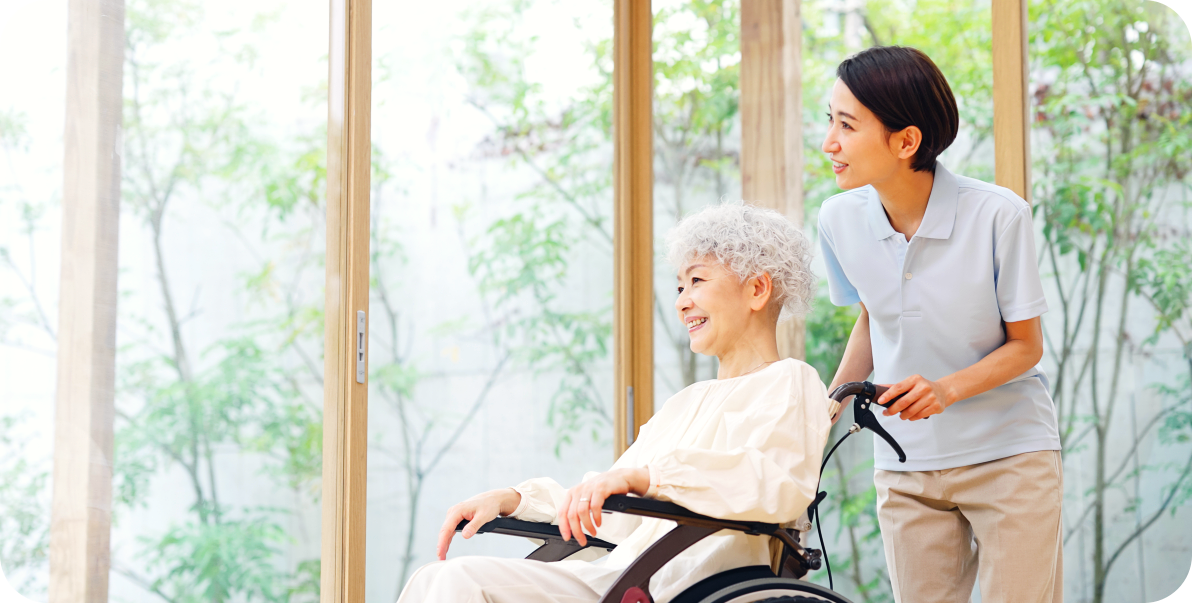 aide and elderly woman smiling