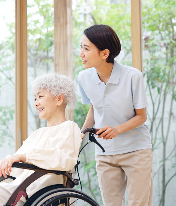 aide and elderly woman smiling